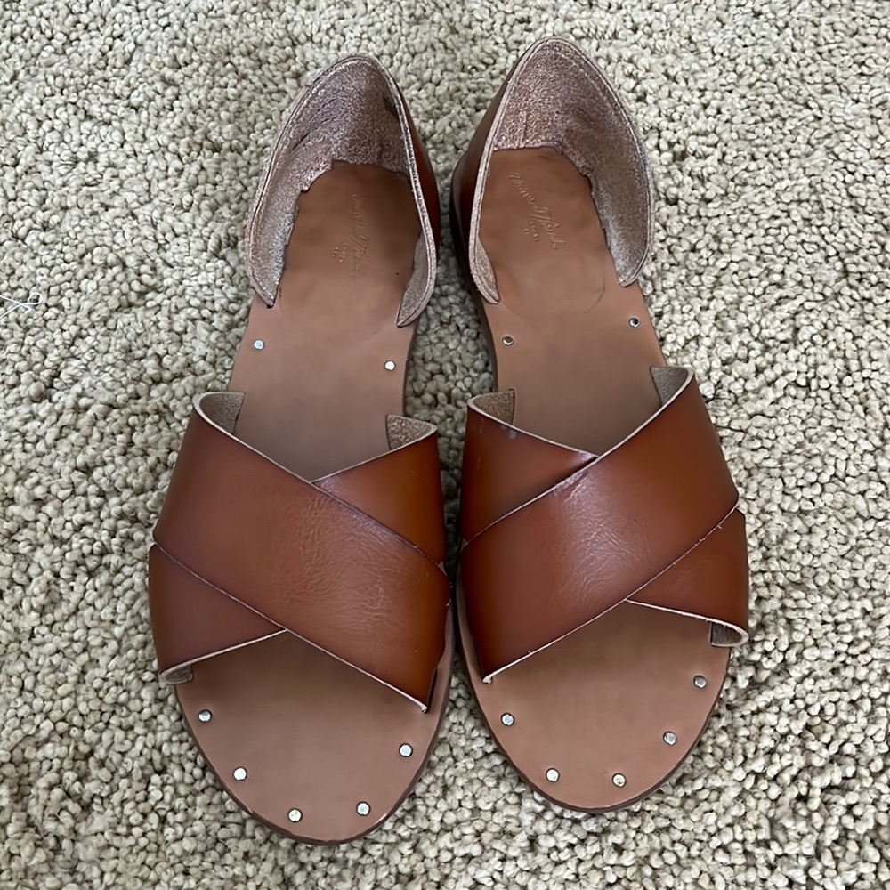 Universal Thread Sandals